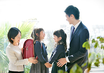 新しい制服、ランドセルで入園入学の記念撮影を
