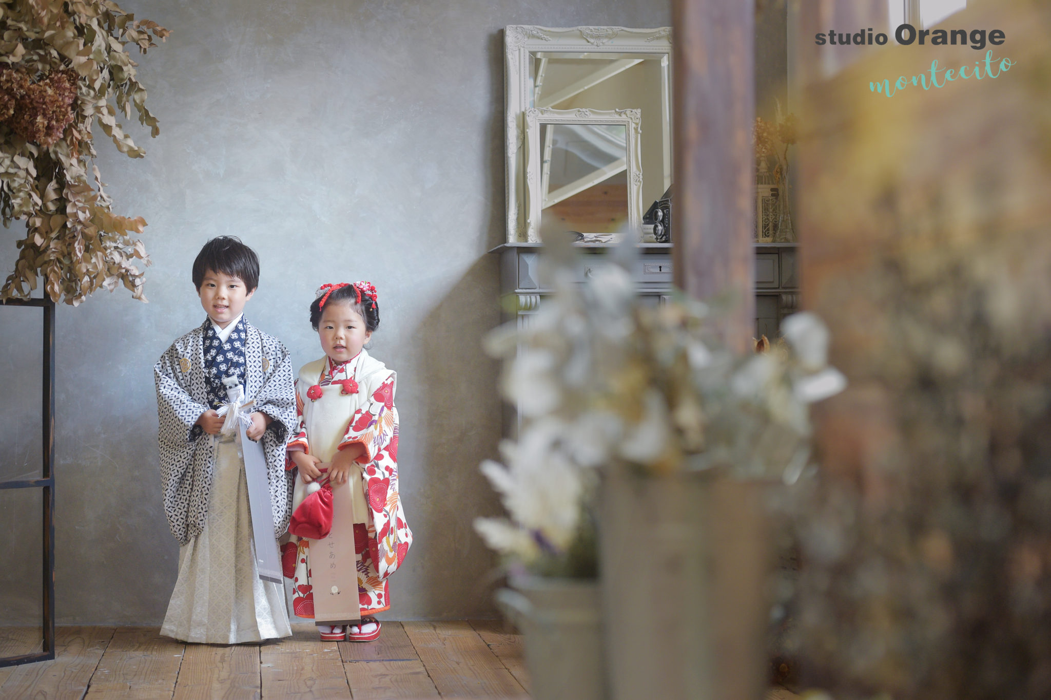 お持ち込みの千歳飴で、日本髪３歳女の子と５歳男の子の七五三撮影。