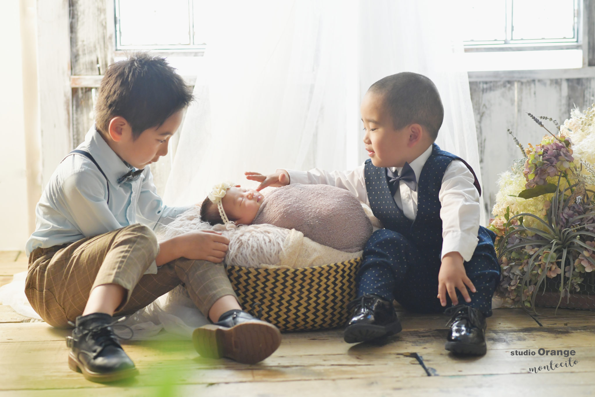 紅一点！お兄ちゃんたちに見守られながらニューボーンのご撮影
