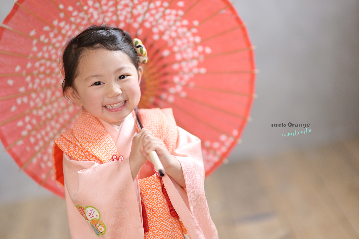 最初は少し緊張気味な、３歳女の子の七五三撮影