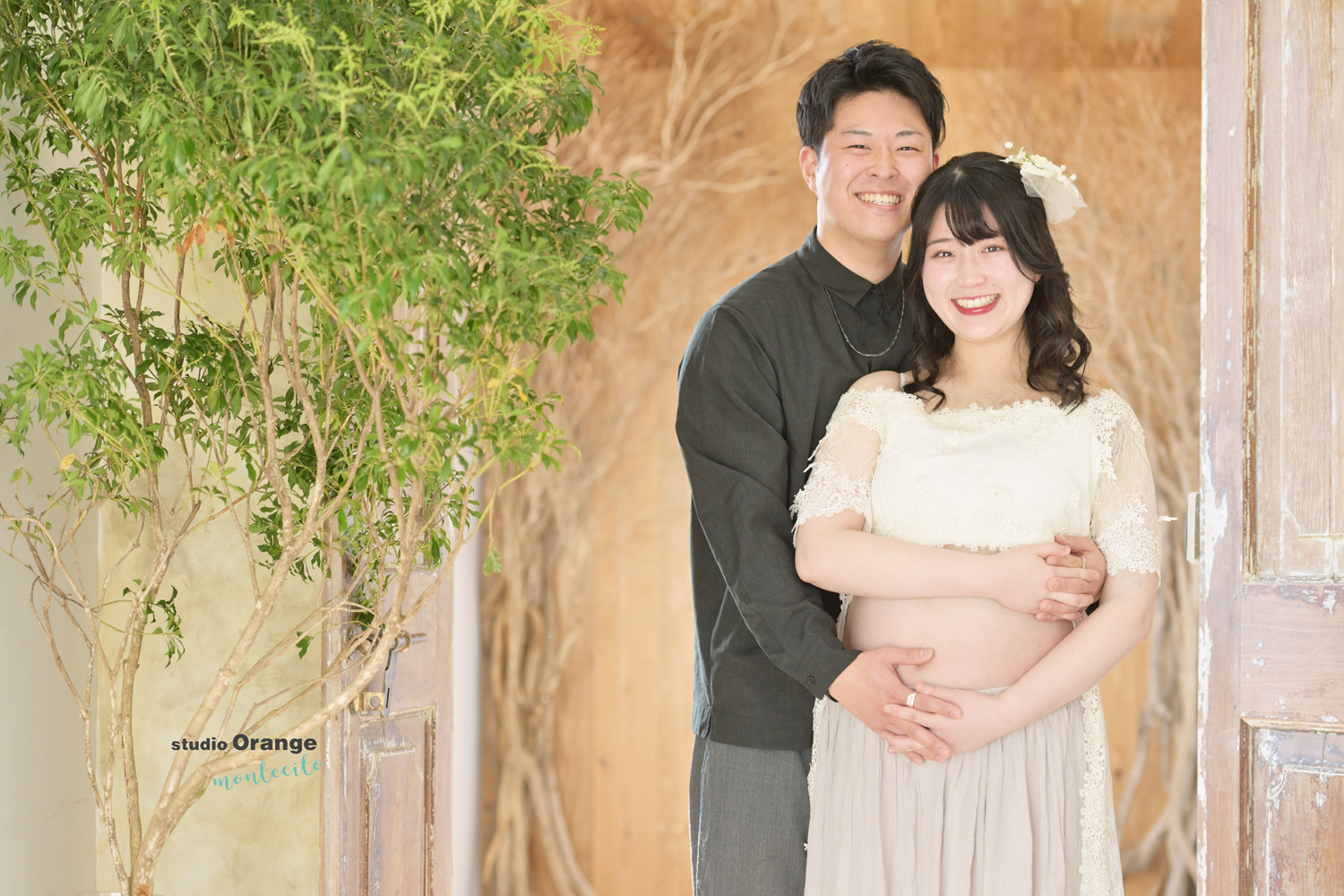 笑顔が素敵なご夫婦のマタニティフォト　