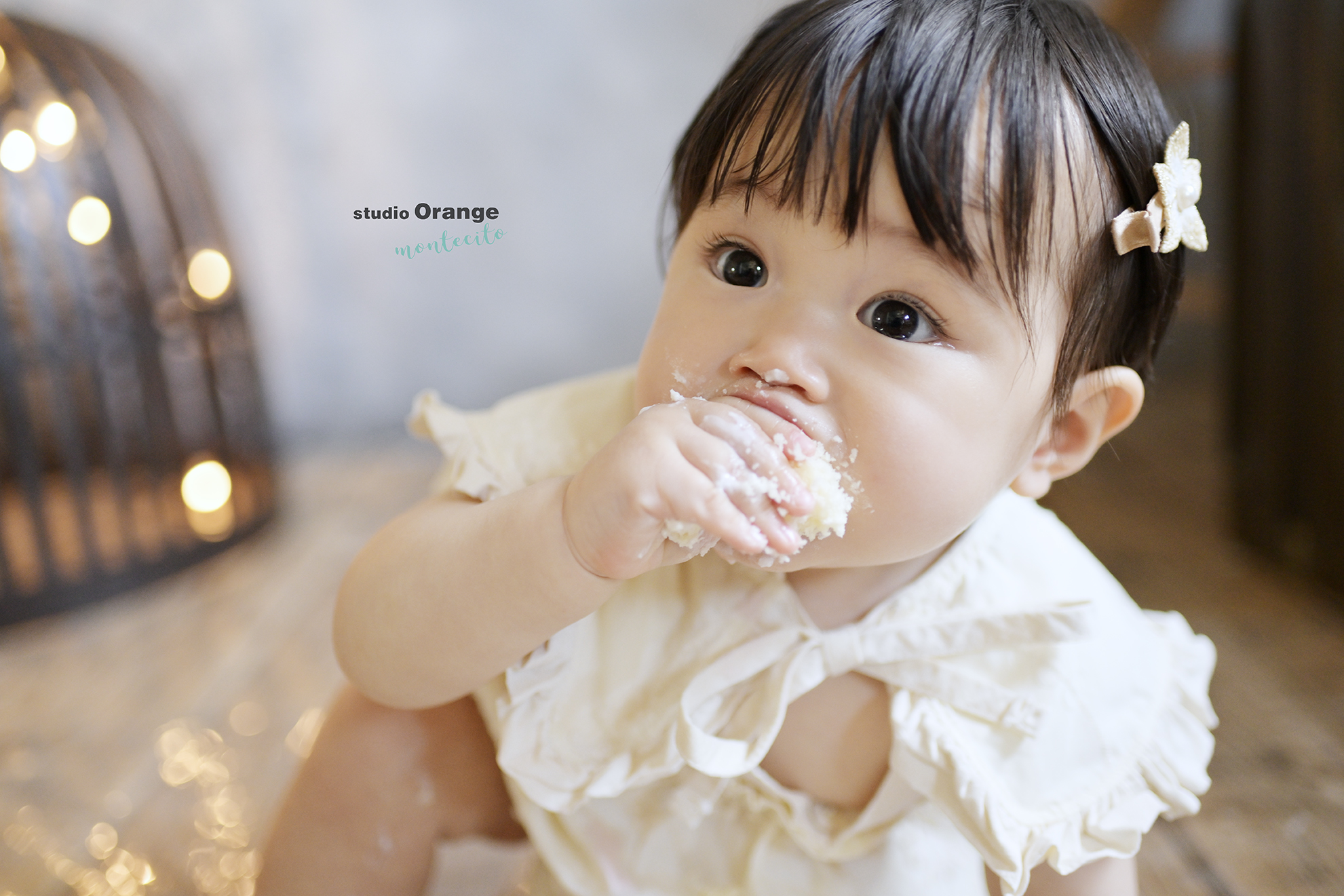 スマッシュケーキ完食？！一歳女の子のバースデーフォト