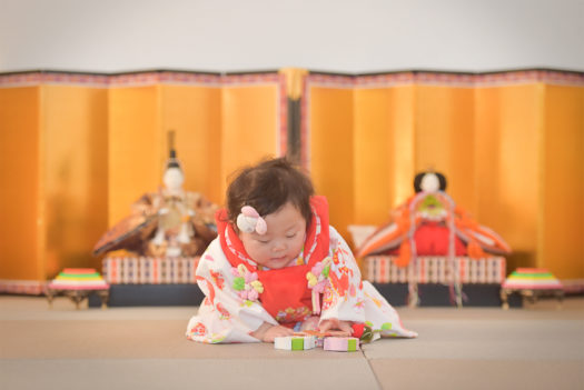 ひな祭り　写真撮影　赤の着物