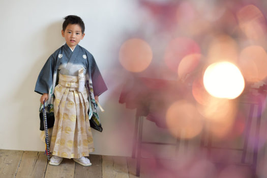 七五三　５歳男の子　青の着物　おしゃれなスタジオ