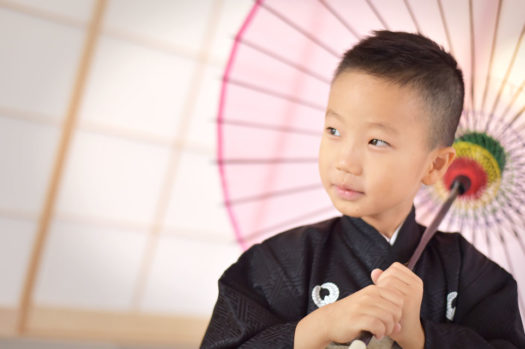 七五三　５歳男　黒の着物　傘