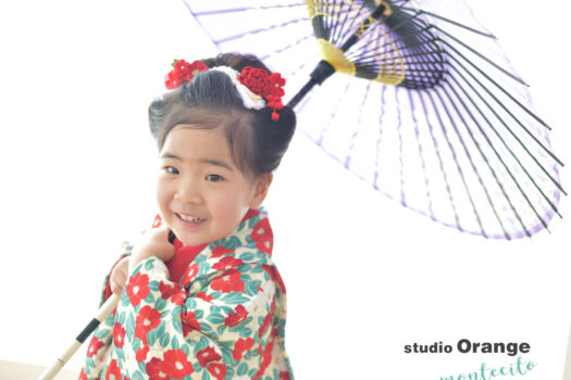 宝塚市　七五三　3歳女の子　椿柄　被布コート　紫の和傘