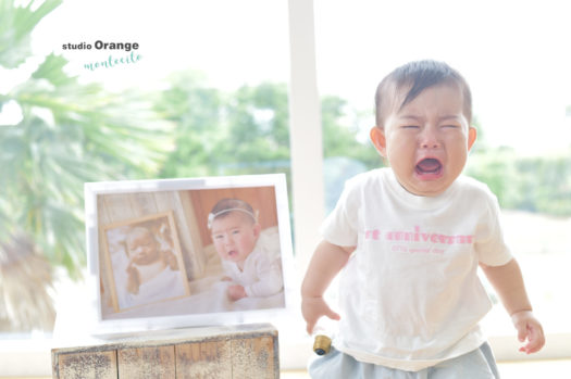 １歳女の子　泣き顔　フレーム　お誕生日　白いTシャツ