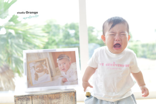 １歳女の子　泣き顔　フレーム　お誕生日　白いTシャツ