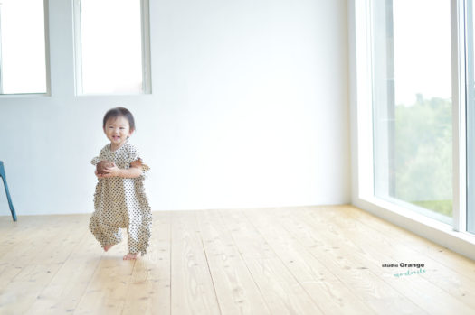 １歳　女の子　私服　白　ボール　走る　笑顔　三田市