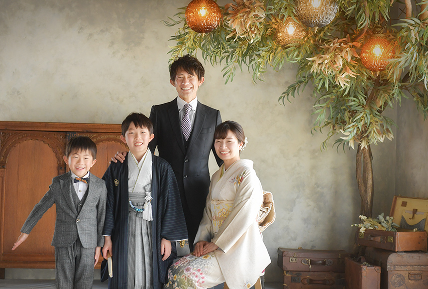 10歳記念の男の子の家族写真