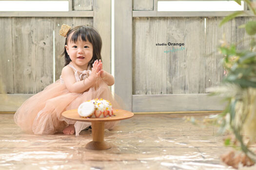 1歳女の子のバースデーフォト でスマッシュケーキ