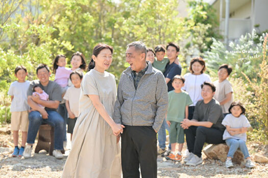 親戚で集まって家族写真