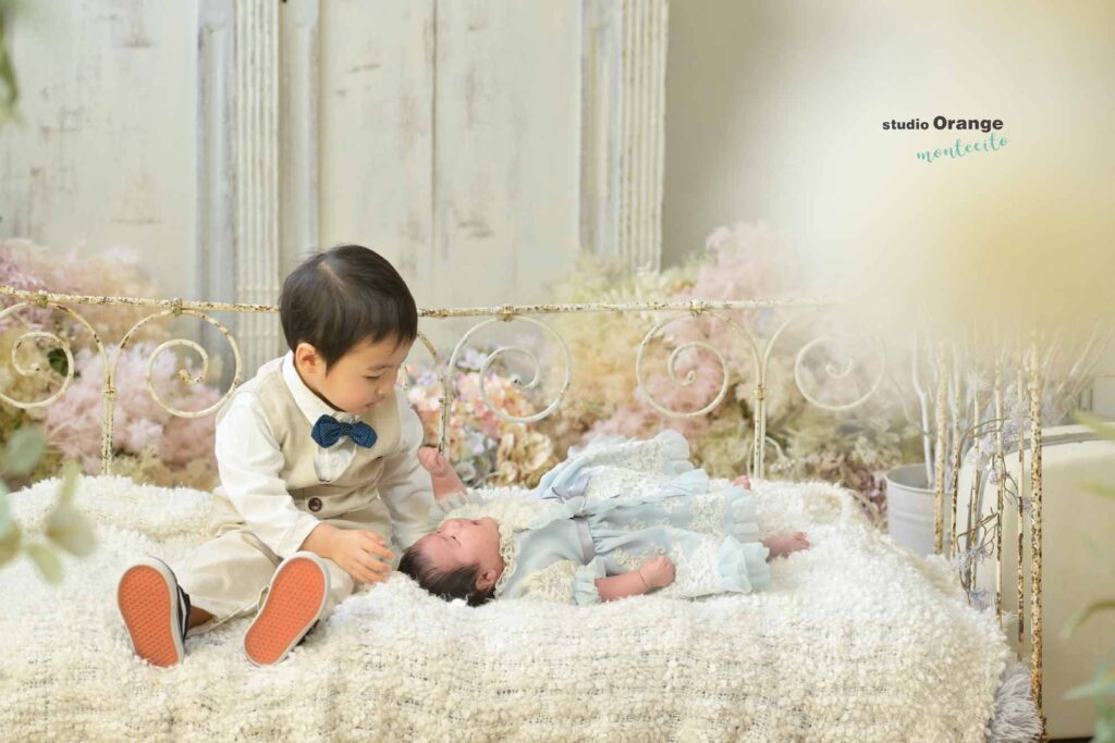 中山寺近くのスタジオでお宮参り撮影をする赤ちゃんと2歳のお兄ちゃん